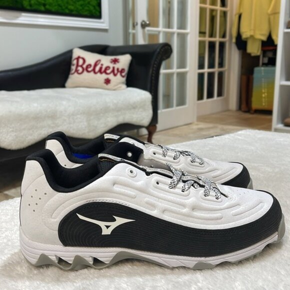 Mizuno Women's 9-Spike Swift 8 Metal Fastpitch Softball Cleats - Picture 2 of 7